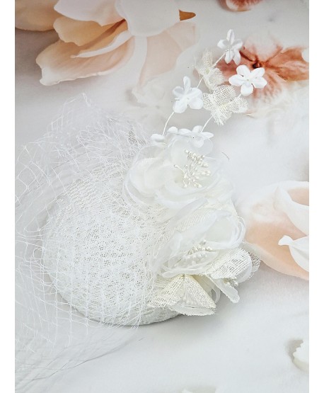 Fascynator toczek biały z kwiatkami i woalką
