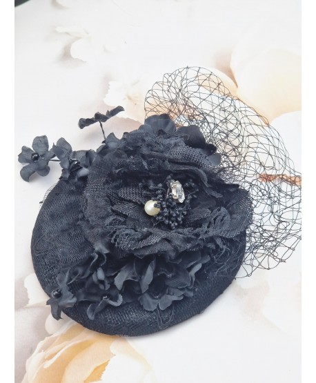 Fascynator toczek czarny z kwiatkami i woalką