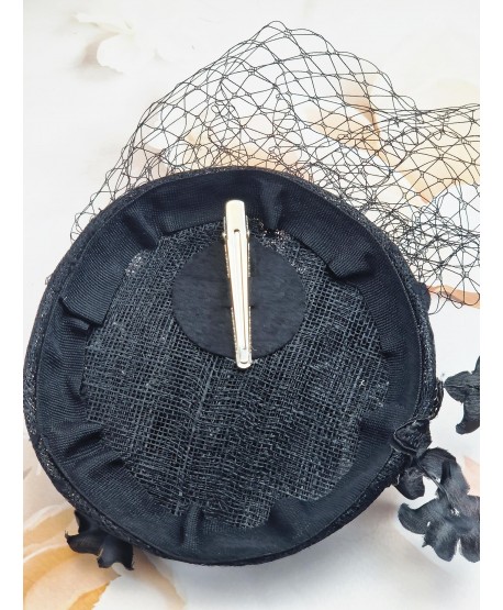 Fascynator toczek czarny z kwiatkami i woalką