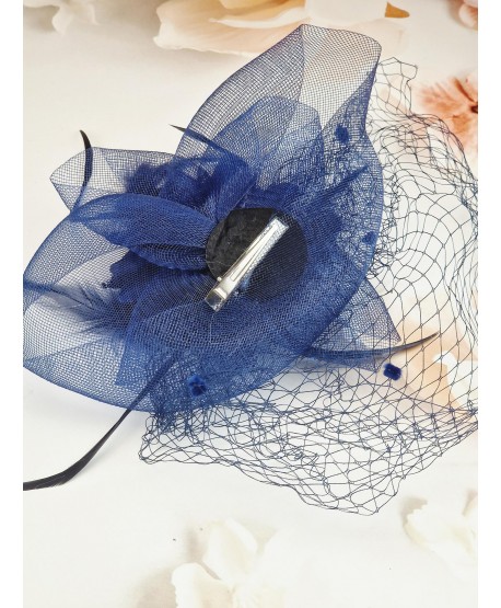 Fascynator toczek chabrowy z kwiatkami i woalką