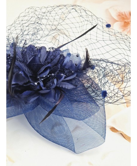 Fascynator toczek chabrowy z kwiatkami i woalką