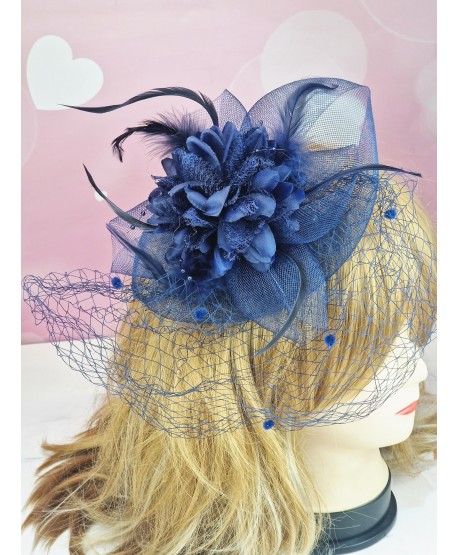 Fascynator toczek chabrowy z kwiatkami i woalką
