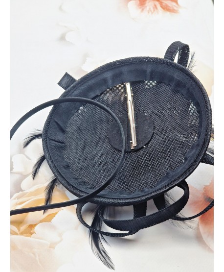 Fascynator toczek czarny z piórkami oraz kwiatkiem