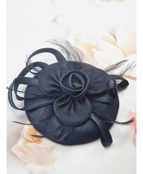 Fascynator toczek czarny z piórkami oraz kwiatkiem