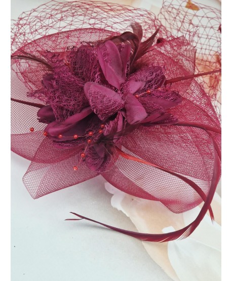 Fascynator toczek burgundowy z kwiatkami i woalką