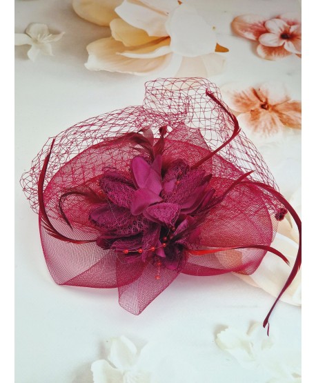 Fascynator toczek burgundowy z kwiatkami i woalką