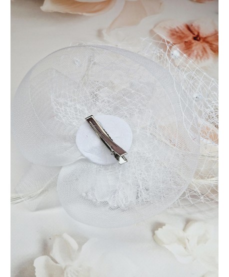 Fascynator toczek biały z kwiatkami i woalką