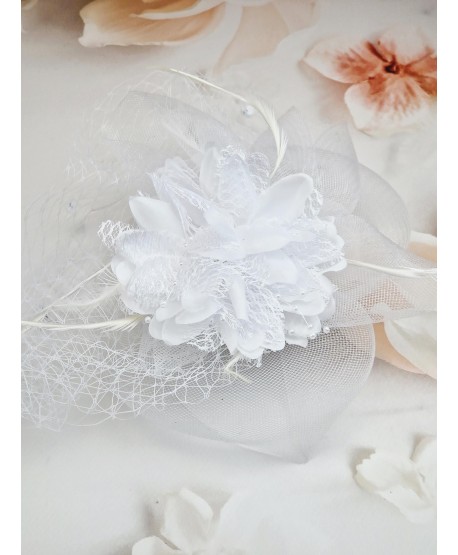 Fascynator toczek biały z kwiatkami i woalką