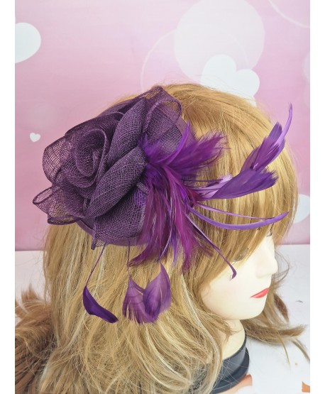 Fascynator toczek fioletowy z różą i piórkami