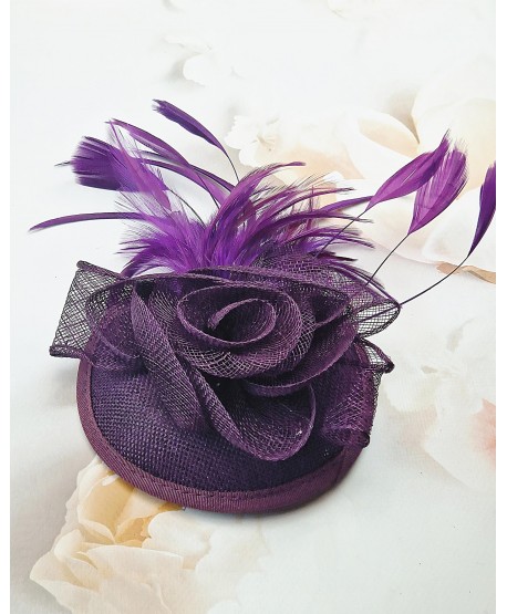 Fascynator toczek fioletowy z różą i piórkami