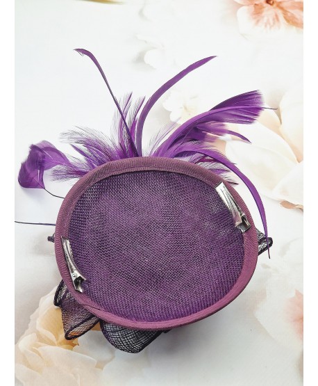 Fascynator toczek fioletowy z różą i piórkami