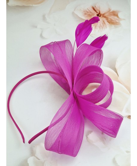 Fascynator toczek w kolorze fuksji z piórkami