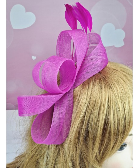 Fascynator toczek w kolorze fuksji z piórkami