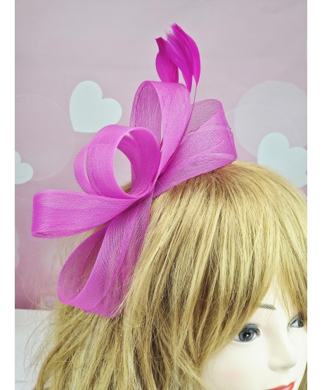 Fascynator toczek w kolorze fuksji z piórkami