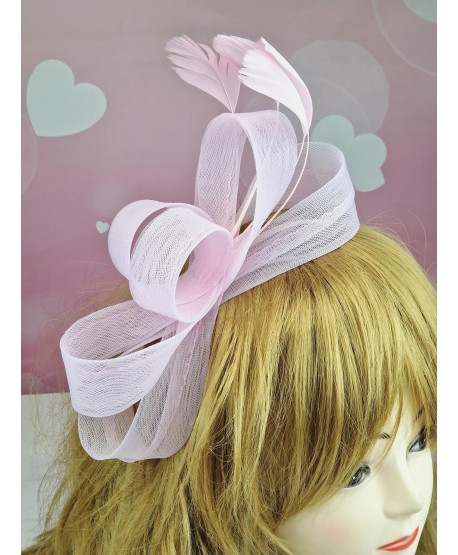 Fascynator toczek w kolorze pudrowego różu z piórkami