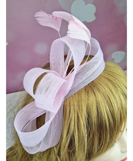 Fascynator toczek w kolorze pudrowego różu z piórkami