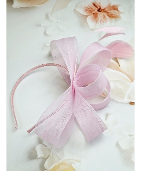 Fascynator toczek w kolorze pudrowego różu z piórkami