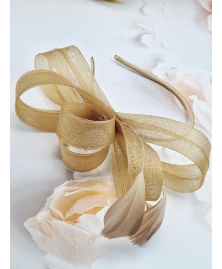 Fascynator toczek w kolorze złotym z piórkami
