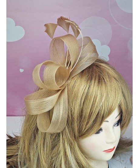 Fascynator toczek w kolorze złotym z piórkami