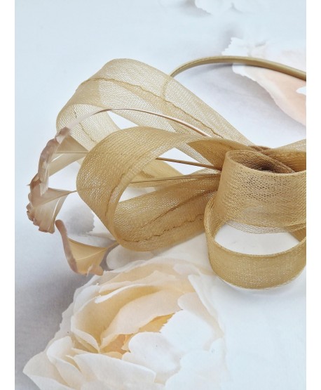 Fascynator toczek w kolorze złotym z piórkami