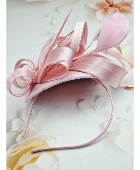 Fascynator toczek w kolorze pudrowego różu z piórkami