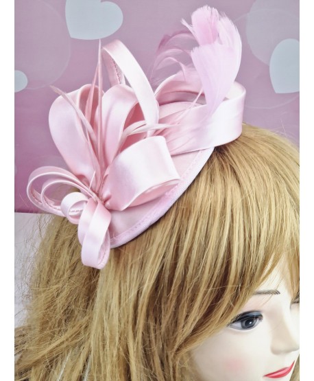 Fascynator toczek w kolorze pudrowego różu z piórkami