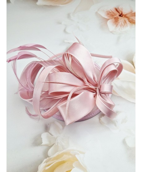 Fascynator toczek w kolorze pudrowego różu z piórkami