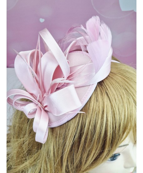 Fascynator toczek w kolorze pudrowego różu z piórkami