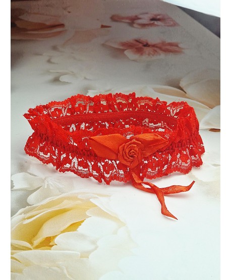 Czerwona podwiązka na studniówkę z różyczką