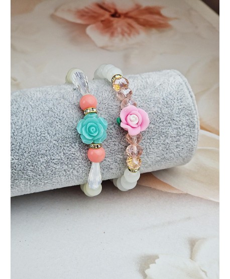 Bransoletki jasne koraliki z różyczkami