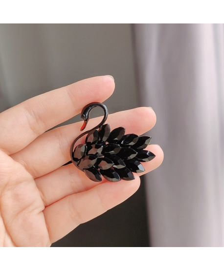 Broszka czarny łabędź z kryształów