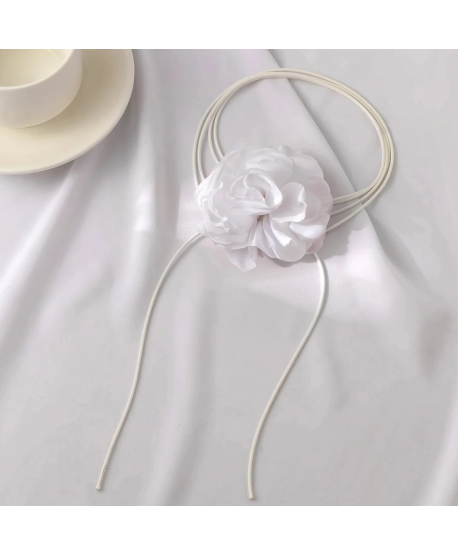 Naszyjnik z białym kwiatem wiązany choker