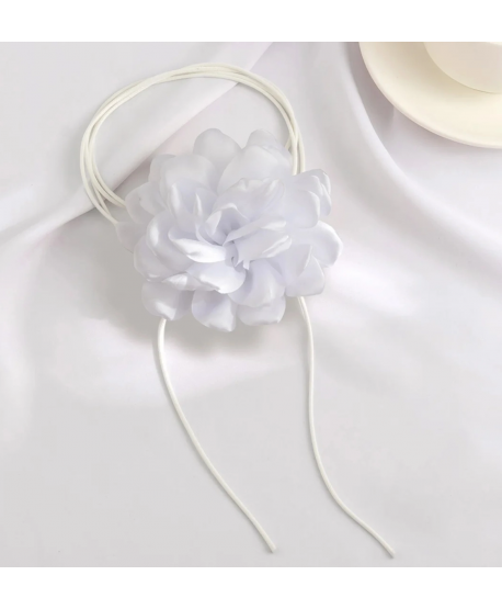 Naszyjnik z białym kwiatem wiązany choker