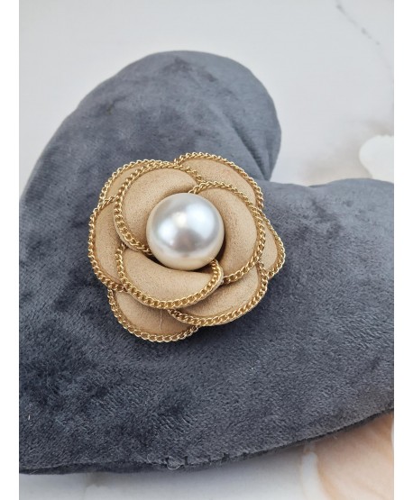 Broszka spinka kwiat różyczka z perełką