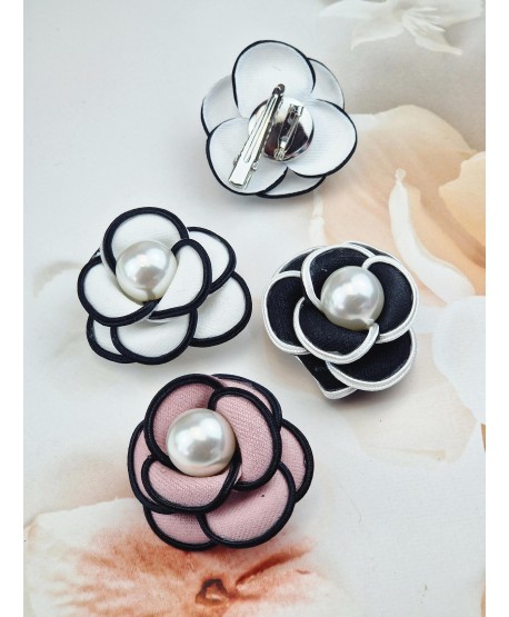 Broszka spinka kwiat różyczka z perełką