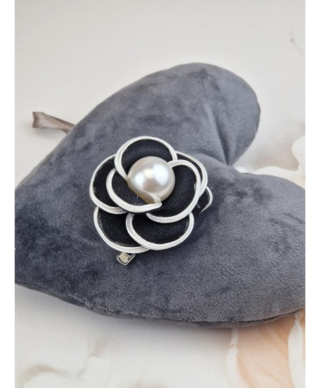 Broszka spinka kwiat różyczka z perełką