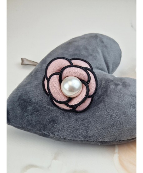 Broszka spinka kwiat różyczka z perełką