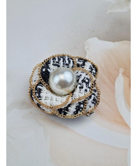 Broszka spinka róża z perłą ze wzorem