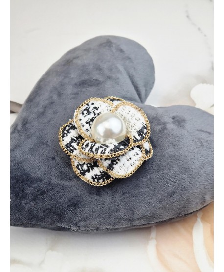 Broszka spinka róża z perłą ze wzorem