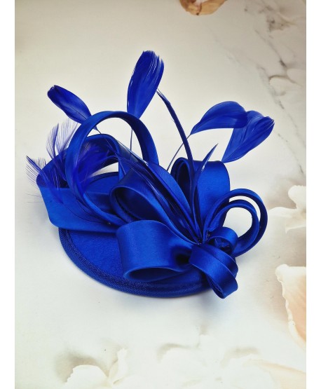 Fascynator toczek chabrowy z piórkami