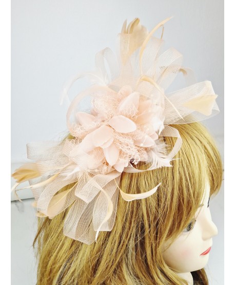 Fascynator toczek łososiowy z piórkami i siateczką