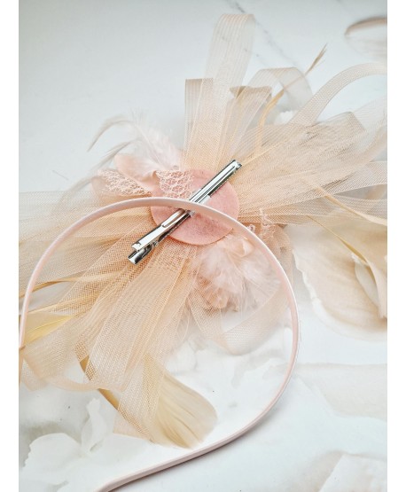 Fascynator toczek łososiowy z piórkami i siateczką