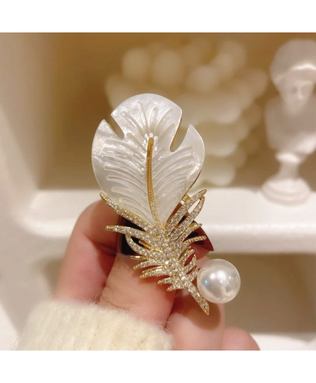 Broszka piórko z masą i perełką