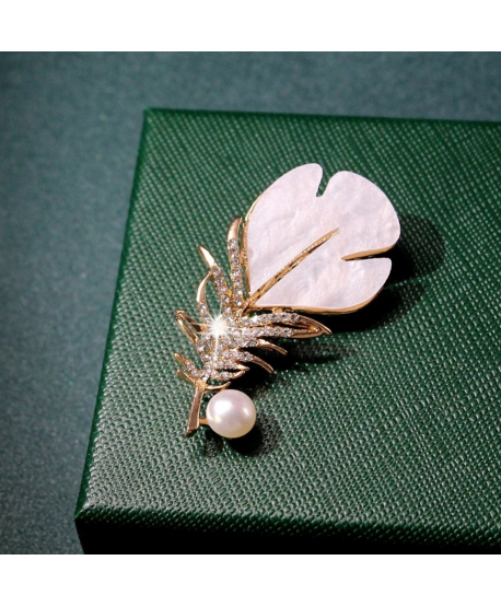 Broszka piórko z masą i perełką