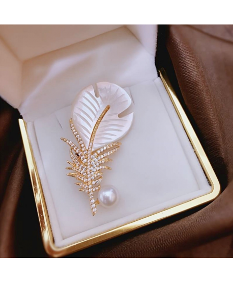 Broszka piórko z masą i perełką