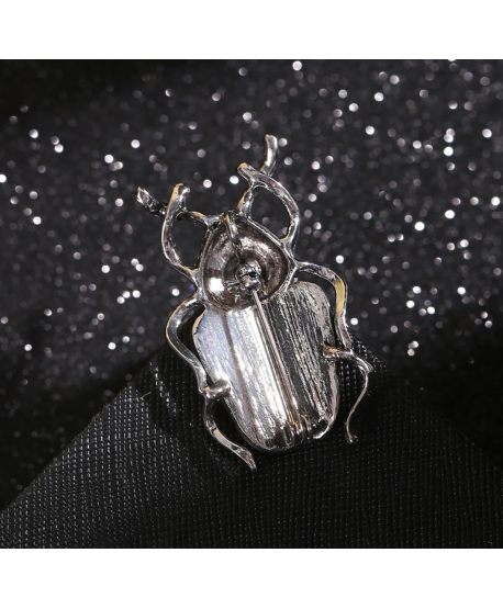 Broszka żuk skarabeusz z masą perłową