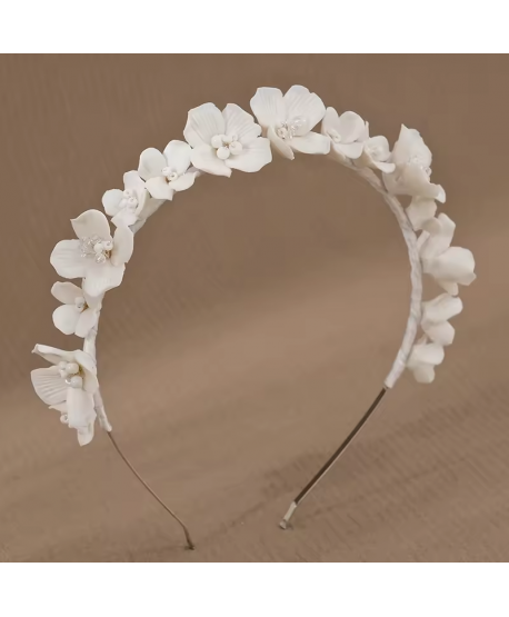 Ozdobna opaska do włosów bogata białe kwiaty ceramiczne