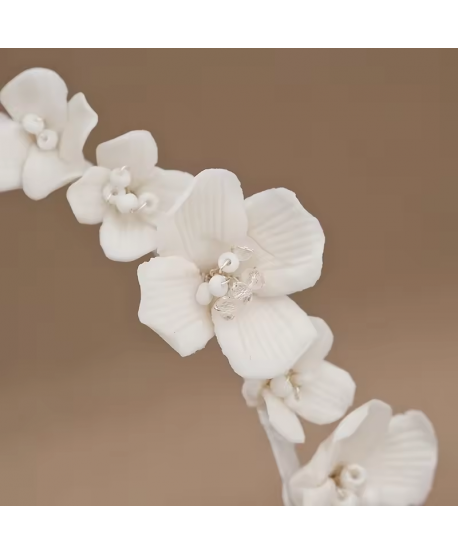 Ozdobna opaska do włosów bogata białe kwiaty ceramiczne