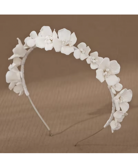 Ozdobna opaska do włosów bogata białe kwiaty ceramiczne