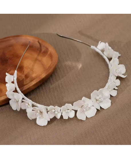 Ozdobna opaska do włosów bogata białe kwiaty ceramiczne